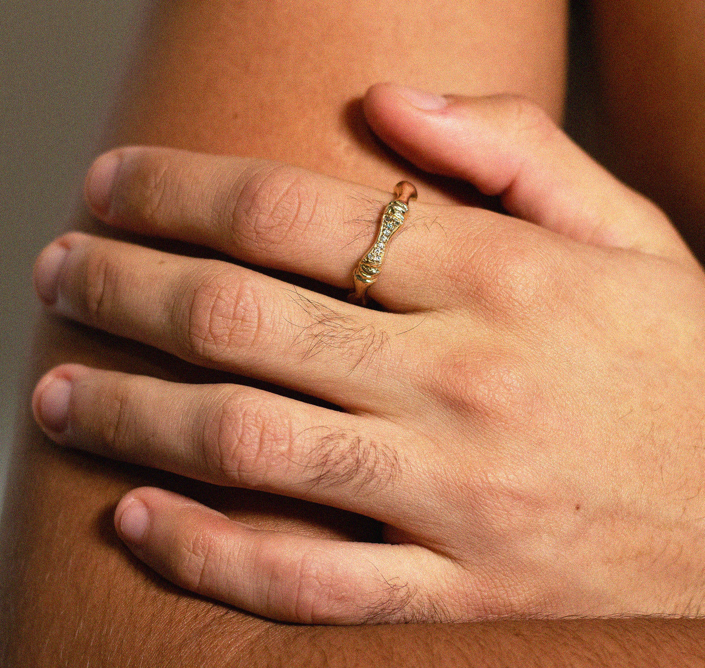 Anel Memento - Ouro Amarelo e Diamantes Naturais